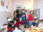 ... хотя в студенческой кухне немного тесно для студентов, преподавателей и юных гостей.